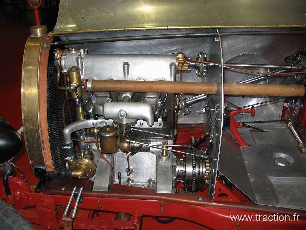 20090228 Montbeliard (8).jpg - 28/02/2009 - 25200 MONTBELIARD VIEUX VOLANTS FRANCS-COMTOIS Bourse d'échange Autos-Motos Anciennes - la Roselière - BUGATTI (en cours de reconstitution)